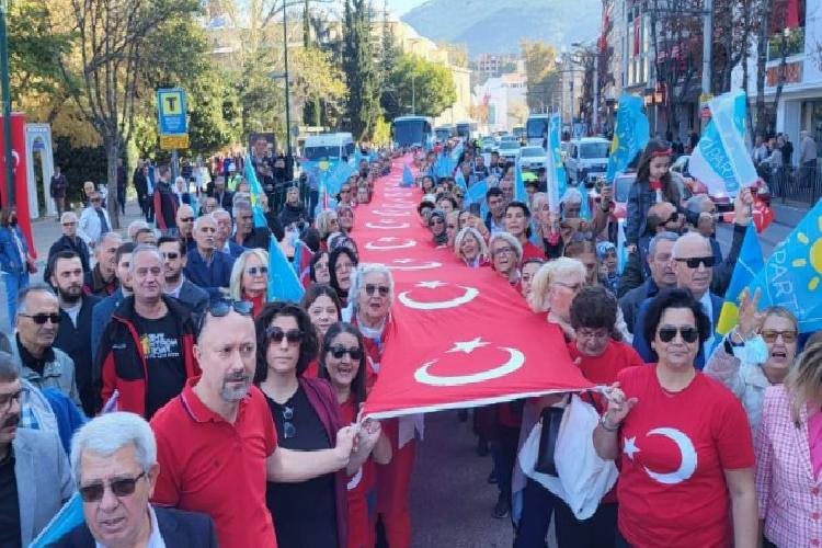Bursa’da GÜZEL Parti’den 99. yıla 99 metrelik dev bayrak