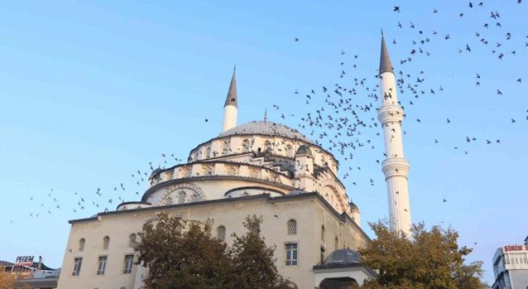 Türkiyenin ilk asansörlü camisi güvercinleri ağırladı