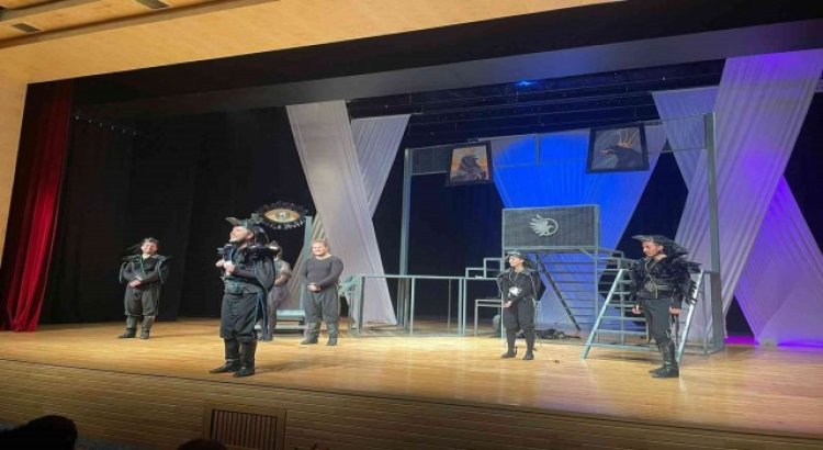 Eskişehir Sui Generis Tiyatro, yeni sezon tiyatro oyunu ‘Kargalar prömiyer yaptı