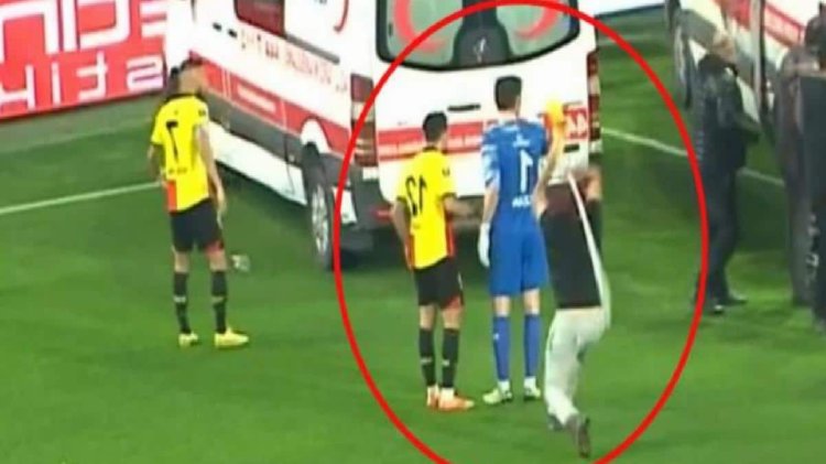 Son Dakika: Türk futbolunun utanç günü! Derbide alana giren taraftar, Altay kalecisine korner direğiyle saldırdı