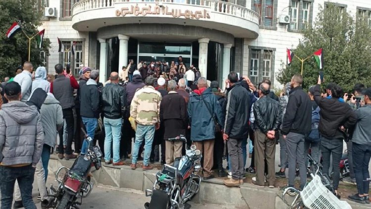 Suriye’de hareket saatler! Halk valilik binasına girdi, güvenlik güçleri ateş açtı