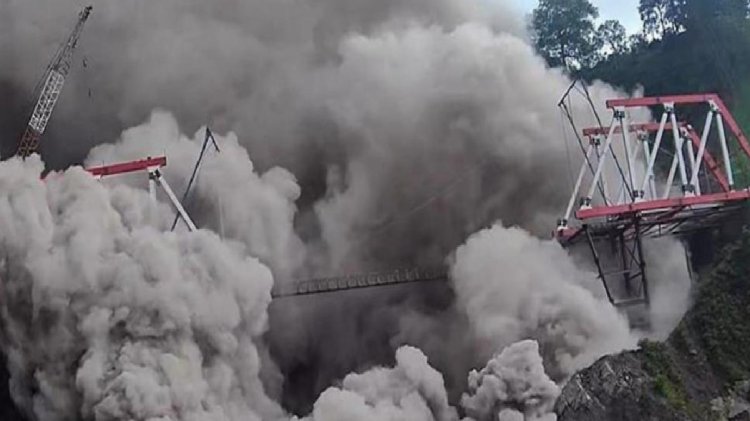 Endonezya’da yanardağ faaliyete geçti! 2 bin kişi tahliye edildi, ülke alarma geçti
