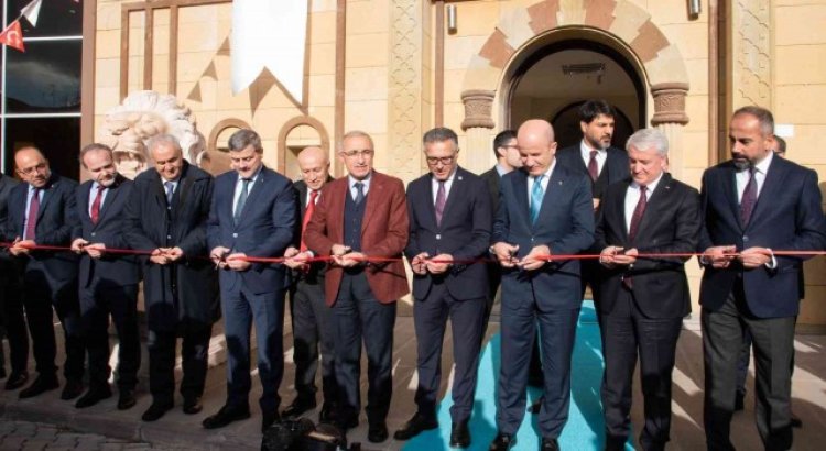 Yaklaşık 2 bin 500 eserin sergilendiği Selçuk Üniversitesi Müzesi açıldı