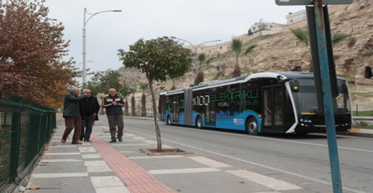 Troleybüs Urfa sokaklarında