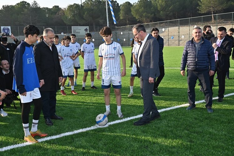 Büyükşehir’den üniversiteye futbol alanı