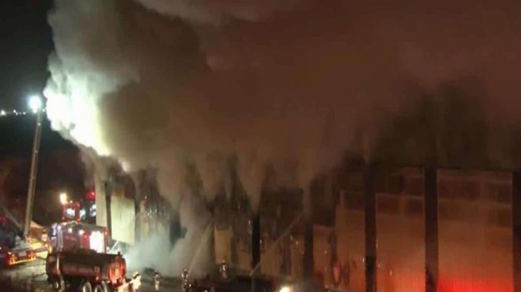 İstanbul’da geri dönüşüm tesisinde yangın! Dumanlar her yeri kapladı, takımlar olay yerinde