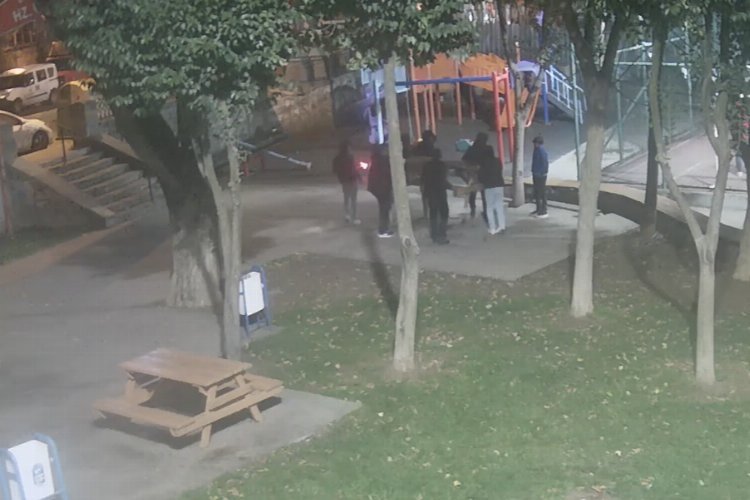 İstanbul Eyüpsultan’daki parktan oturma ünitesi çalarken yakalandılar