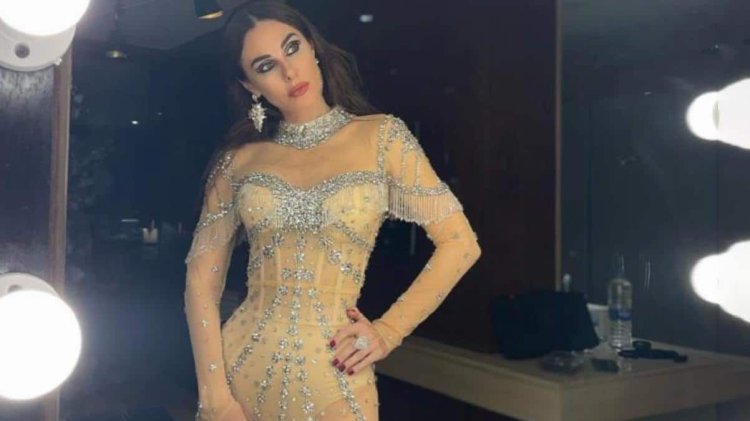 Transparan elbisesiyle poz veren Defne Samyeli, toplumsal medyanın kötü lisanına düştü