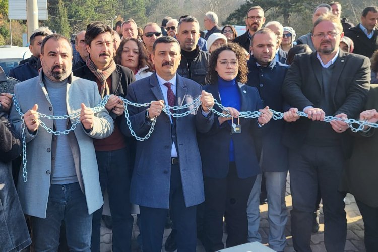 UYGUN Parti’den zincirli-kilitli Uludağ protestosu!