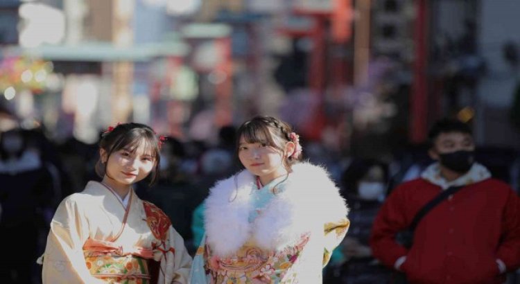Japonyada gençler Yetişkinler Gününü kimono giyerek kutladı