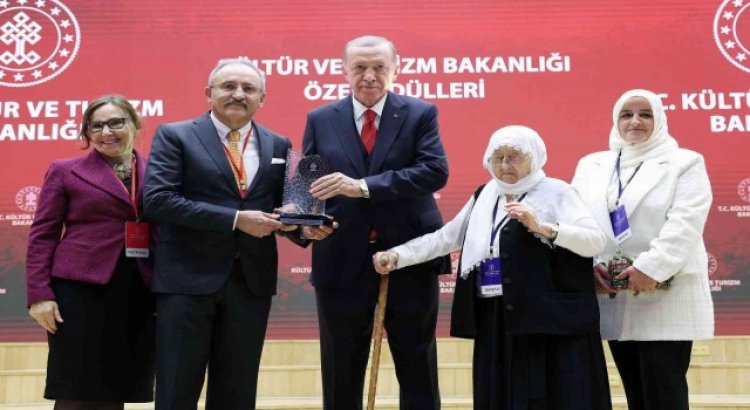 Kenan Yavuz, ödülünü Cumhurbaşkanı Erdoğanın elinden aldı