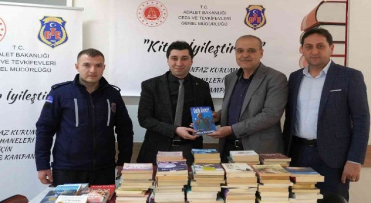 Başkan Uzundemirden kitap bağışı