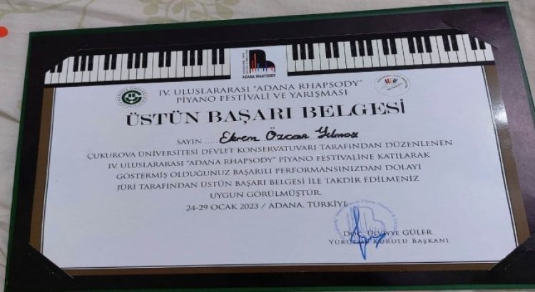 Görme engelli piyanist Ekrem Özcan Yılmaza üstün başarı belgesi