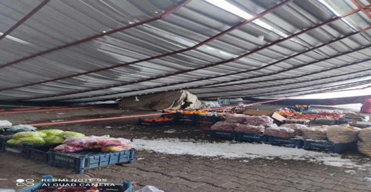 Şanlıurfa’da kar nedeniyle bir çok iş yerin tentesi çöktü