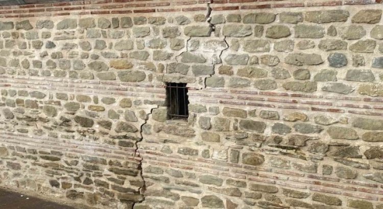 İki büyük deprem, 5 asırlık tarihi hanın duvarını çatlattı