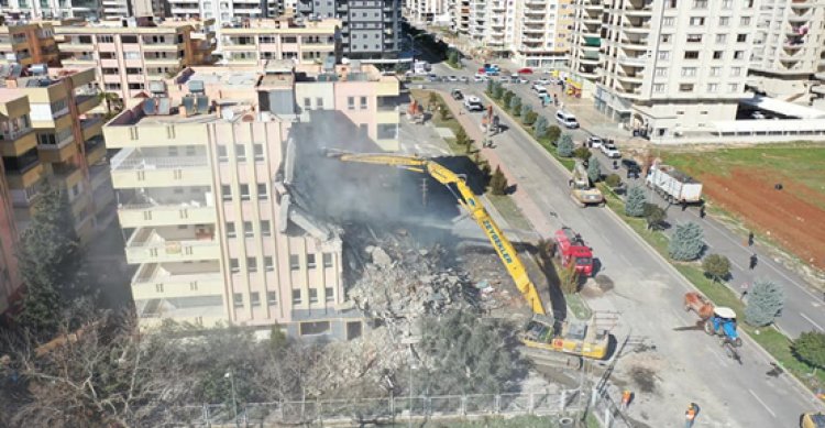 Haliliye&#039;de ağır hasarlı binalarda yıkım başladı