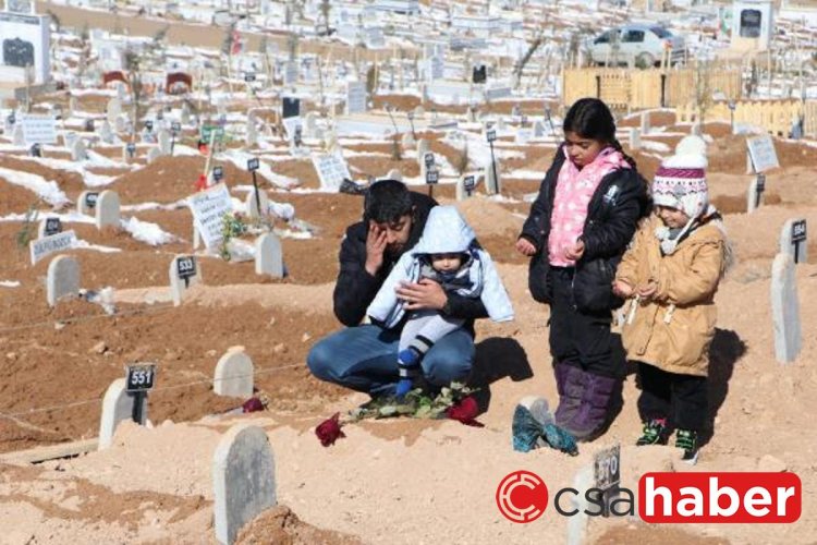 Depremde ölen eşinin mezarını ziyaret edip, Sevgililer Günü’nü kutladı