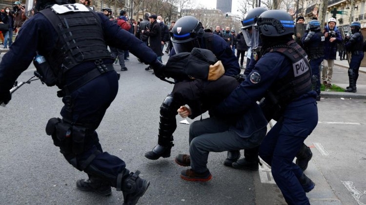 Fransa’da polis müdahalesiyle göstericinin parmağının koptuğu öne sürüldü
