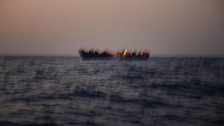 Tunus açıklarında düzensiz göçmen teknesi battı: 34 kişi kayıp