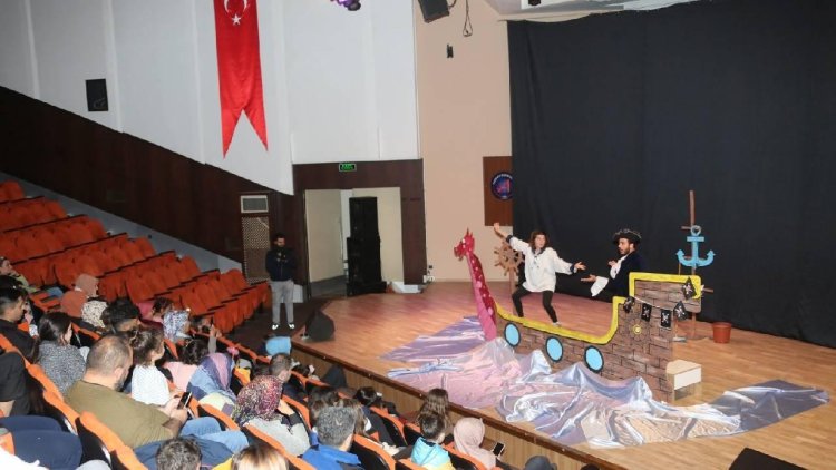 Antalya’daki depremzedeler tiyatro ile moral buluyor