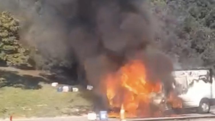 Arnavutköy’de bir kamyonet alev alev yandı