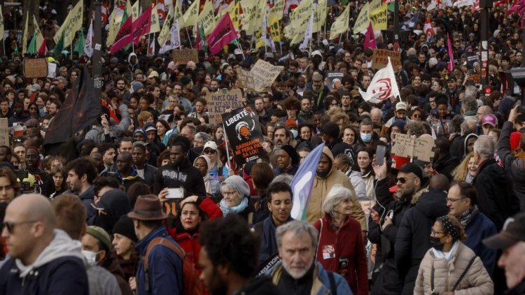 Paris’te hükümetin göç yasa tasarısına karşı protesto