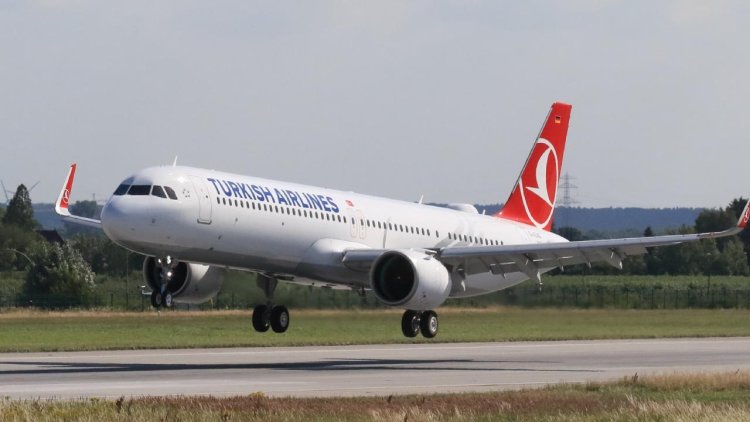Viyana Havalimanı’nda savrulan araç THY uçağına çarptı