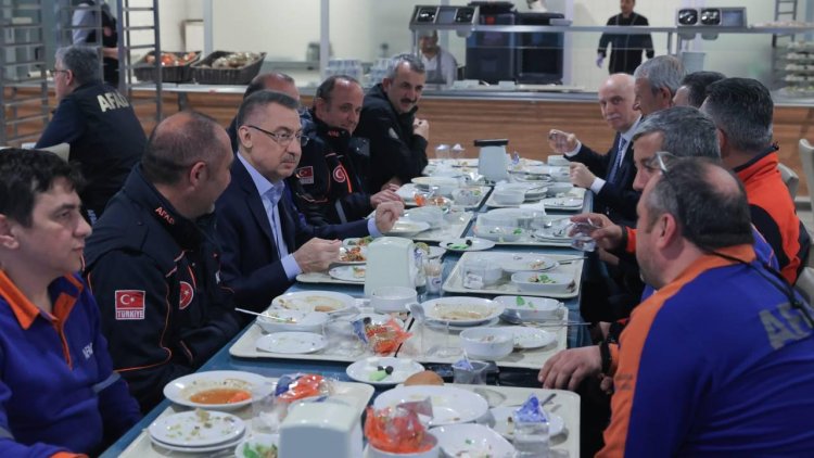 Cumhurbaşkanı Yardımcısı Oktay, AFAD personeliyle iftar yaptı