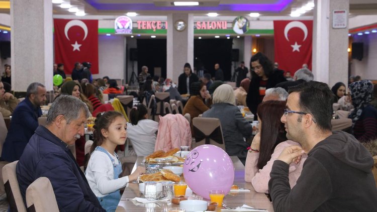 Depremzede vatandaşlara Yüksekova’da iftar yemeği