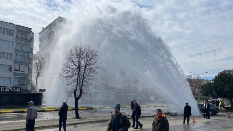 Trabzon’da isale hattı patladı, tazyikli su binanın dış cephesini parçaladı