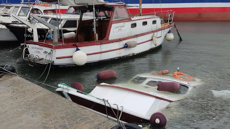 Yenikapı’da feribotun dalgası balıkçı teknesini batırdı