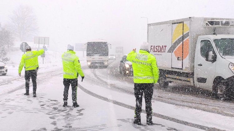 Bolu Dağı’nda kar yağışı: İstanbul yönü trafiğe kapatıldı