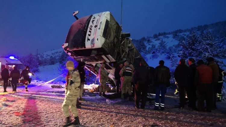 Erzincan’da otobüs devrildi: 2 ölü, 21 yaralı