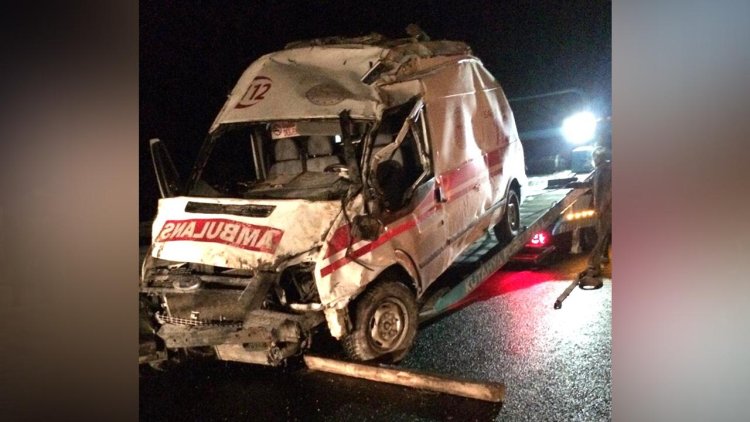 Kütahya’da ambulans devrildi, 3 kişi yaralandı
