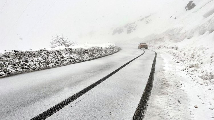 Ardahan-Şavşat kara yolu ağır tonajlı araç geçişine kapatıldı