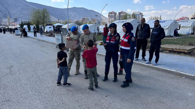 Jandarma depremzede çocuklara moral veriyor