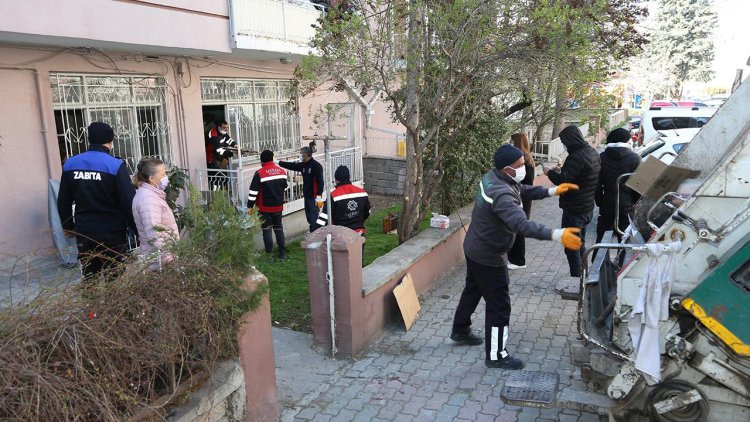 Konya’da bir evden 5 kamyon çöp çıkarıldı