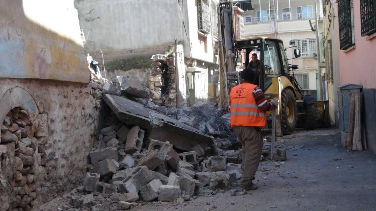 Kilis’te ağır hasarlı binalar yıkılıyor