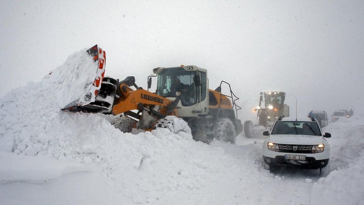 Şırnak’ta kar yağışı nedeniyle mahsur kalan 20 araç kurtarıldı