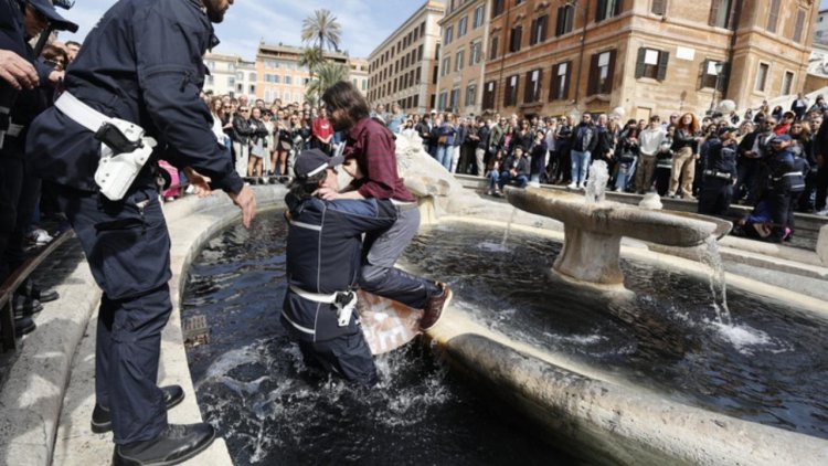 İklim aktivistleri Roma’daki Barcaccia çeşmesine kömür bazlı sıvı döktü