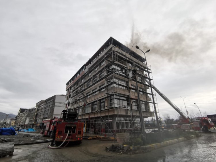 Trabzon’da apartmanın çatı katında yangın çıktı