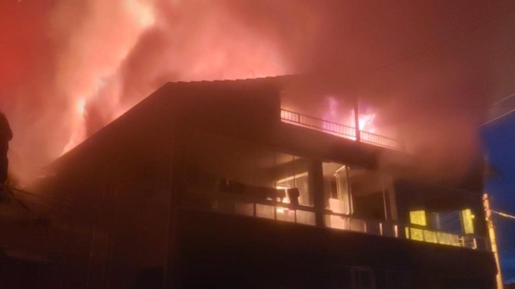 Afyonkarahisar'da iki katlı evin çatı katı alev alev yandı