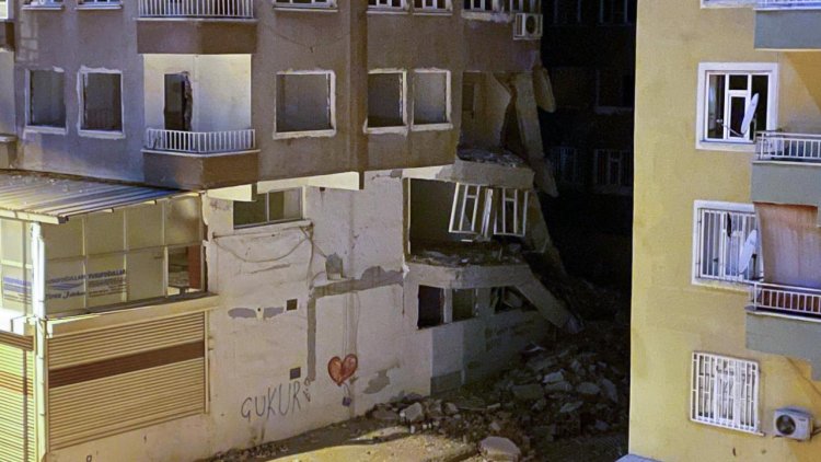 Diyarbakır’da depremlerde ağır hasar gören binanın bir kısmı çöktü
