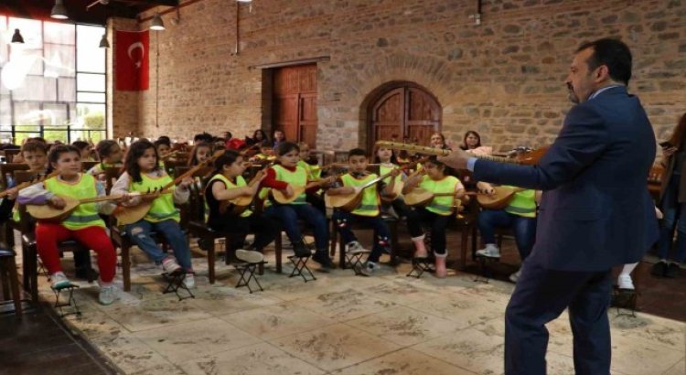 İlkokul öğrencilerinden Nazillide mini bağlama konseri