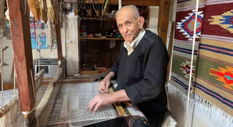 Gaziantepte 3 metrekarelik dükkanda ürettiği kilimleri dünyaya ihraç ediyor