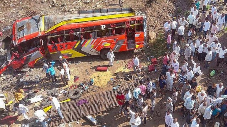 Sürücüsünün direksiyon hakimiyetini kaybettiği otobüs nehre uçtu!  22 yolcu öldü
