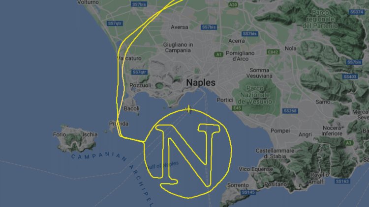Çılgın Napoli taraftarı takımının adını göklere yazdı