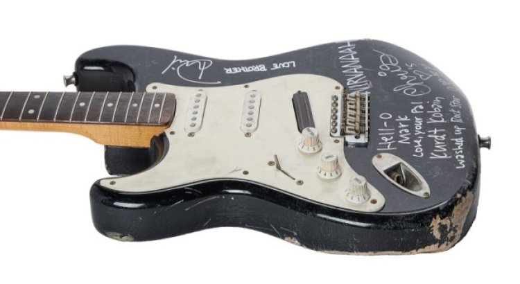 Kurt Cobainin parçaladığı gitar yaklaşık 600 bin dolara alıcı buldu