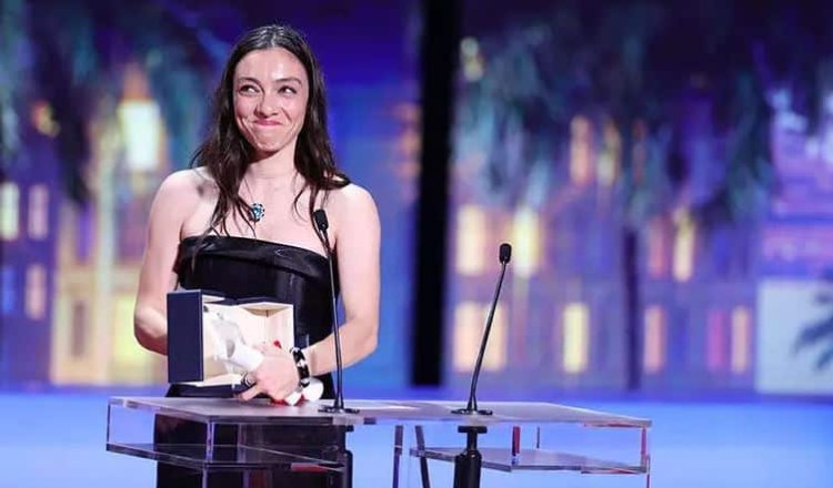 Merve Dizdar, Cannes Film Festivali’nde ‘en iyi kadın oyuncu’ ödülüyle büyük gurur yaşattı!