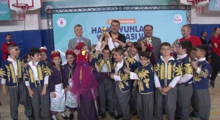 Ümraniye Belediyesi Geleneksek Halk Oyunlarında ödüller sahiplerini buldu